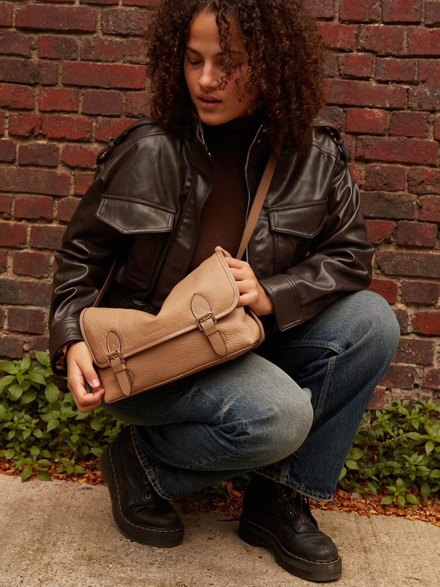 borsa-a-tracolla-in-pelle-Loulou-taupe-zoom-materiale