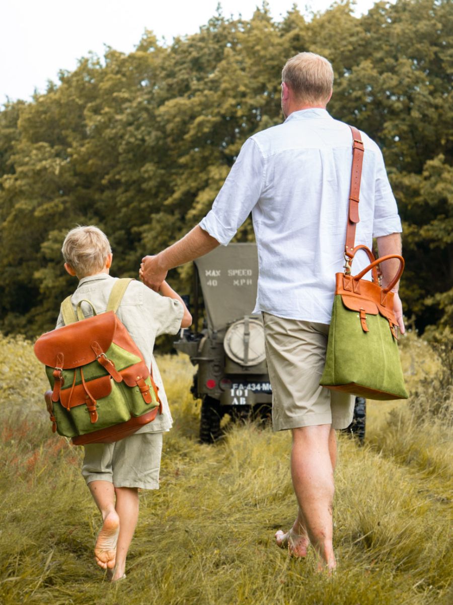 foto-vista-zoom-materiale-zaino-in-pelle-marrone-kaki-lemeridien-nomade-paul-marius-m35-oco-gr