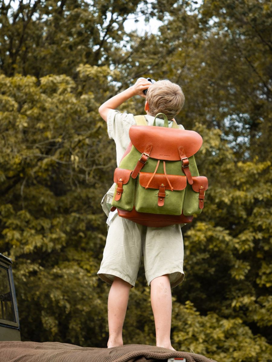 foto-vista-frontale-zaino-in-pelle-marrone-kaki-lemeridien-nomade-paul-marius-m35-oco-gr