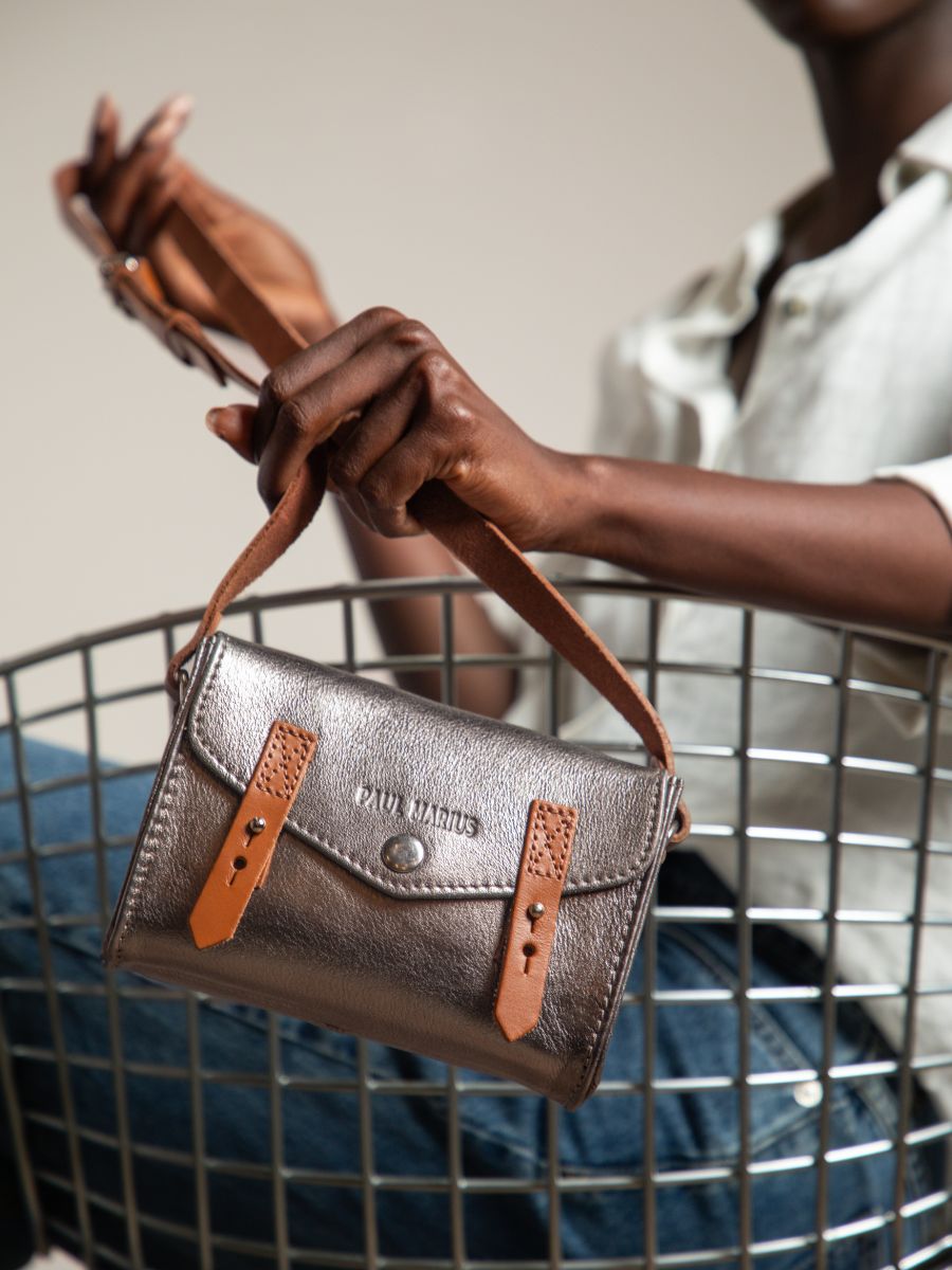 foto-zoom-materiale-borsa-a-tramonto-in-pelle-argento-lindispensable-acciaio-paul-marius-w08-gm