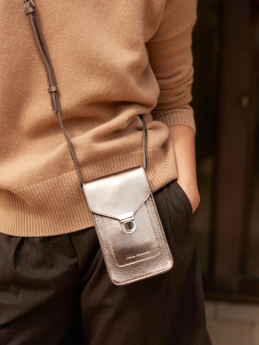borsa-porta-telefono-in-pelle-argento-leporte-telephone-acciaio-vista-zoom-materiale-m88-gm