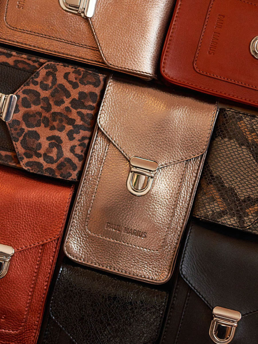 borsa-porta-telefono-in-pelle-marrone-leporte-telephone-cognac-vista-zoom-materiale-m88-co