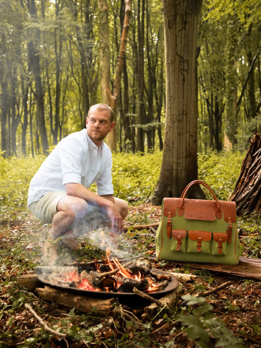 foto-vista-zoom-materiale-grande-borsa-da-viaggio-in-pelle-uomo-kaki-marrone-rouen-delhi-nomade-paul-marius-m109-oco-gr