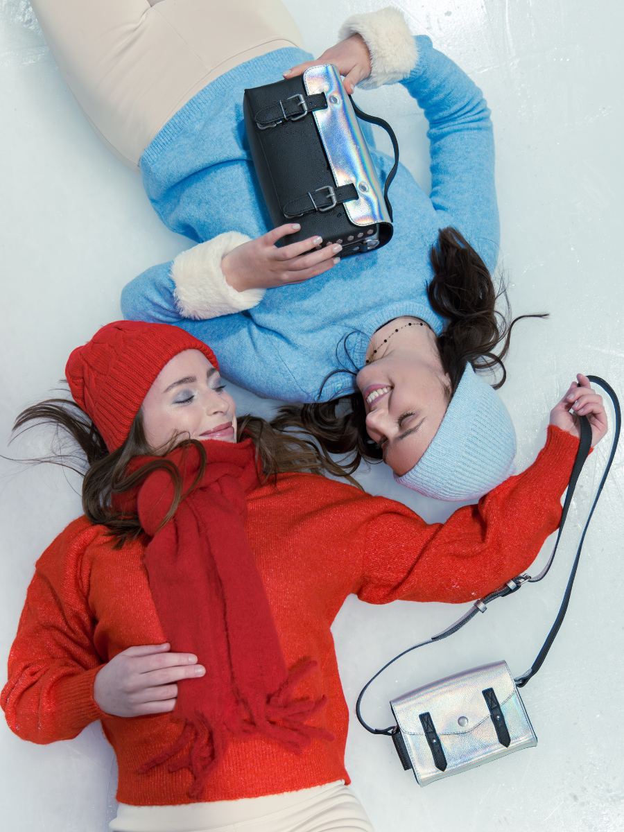 borsa-a-tramoggia-artisane-givre-olografica-nera-vista-frontale-p02-giv