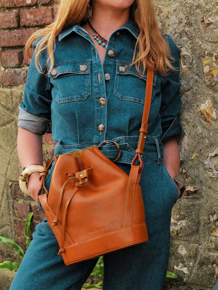 foto-portafoglio-borsa-a-secchiella-in-pelle-marrone-donna-aumoniere-cognac-olio-paul-marius-w102-oco