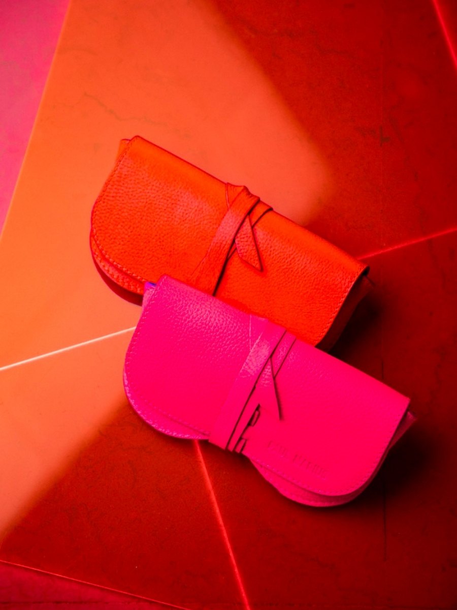 foto-vista-da-lontano-custodia-per-occhiali-in-pelle-da-donna-rosa-l-custodia-per-occhiali-neon-paul-marius-m49-ne-pi