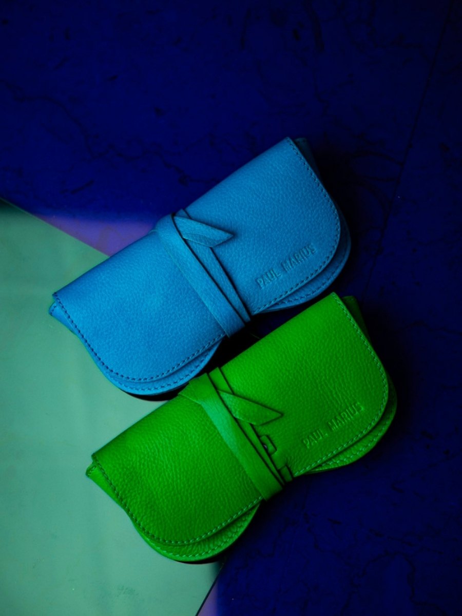 foto-vista-da-porta-custodia-occhiali-in-pelle-donna-verde-l-custodia-occhiali-neon-paul-marius-m49-ne-gr