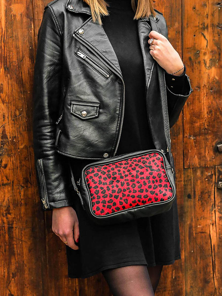 foto-vista-frontale-pochette-in-pelle-donna-nero-rosso-limpertinent-leopard-nero-rosso-paul-marius-w22-lp-b-r
