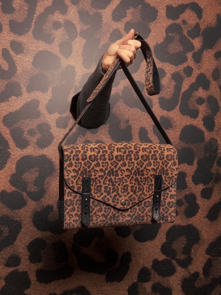 sac-bandouliere-indispensable-leopard-noir-vue-portee-w08-lp-b
