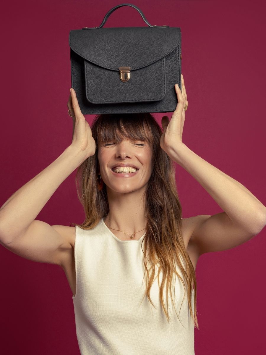 borsa-a-tramonto-in-pelle-mademoiselle-george-n2-nero-carbone-vista-laterale-w105-bm-b