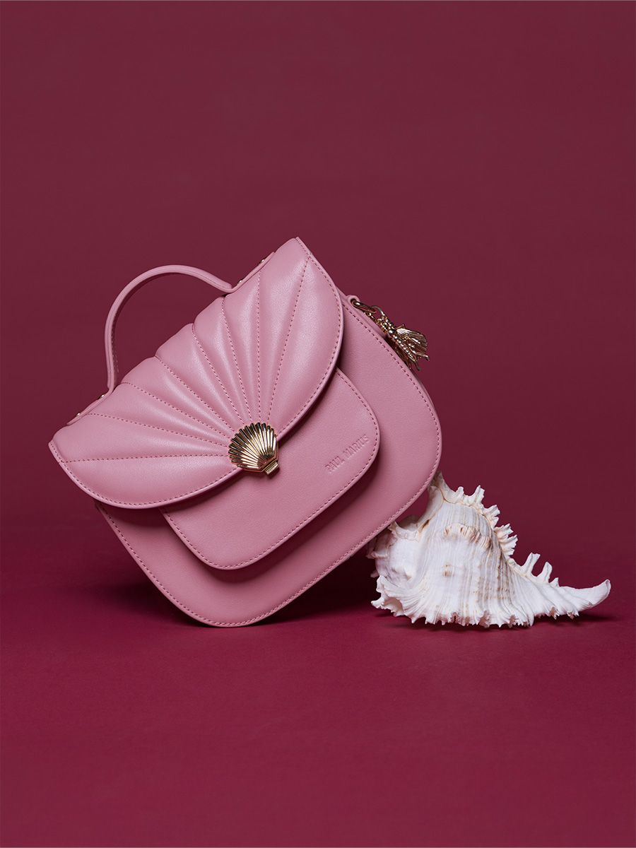 sac-bandouliere-cuir-mademoiselle-george-coquillage-rose-venus-vue-portee-w105-pi