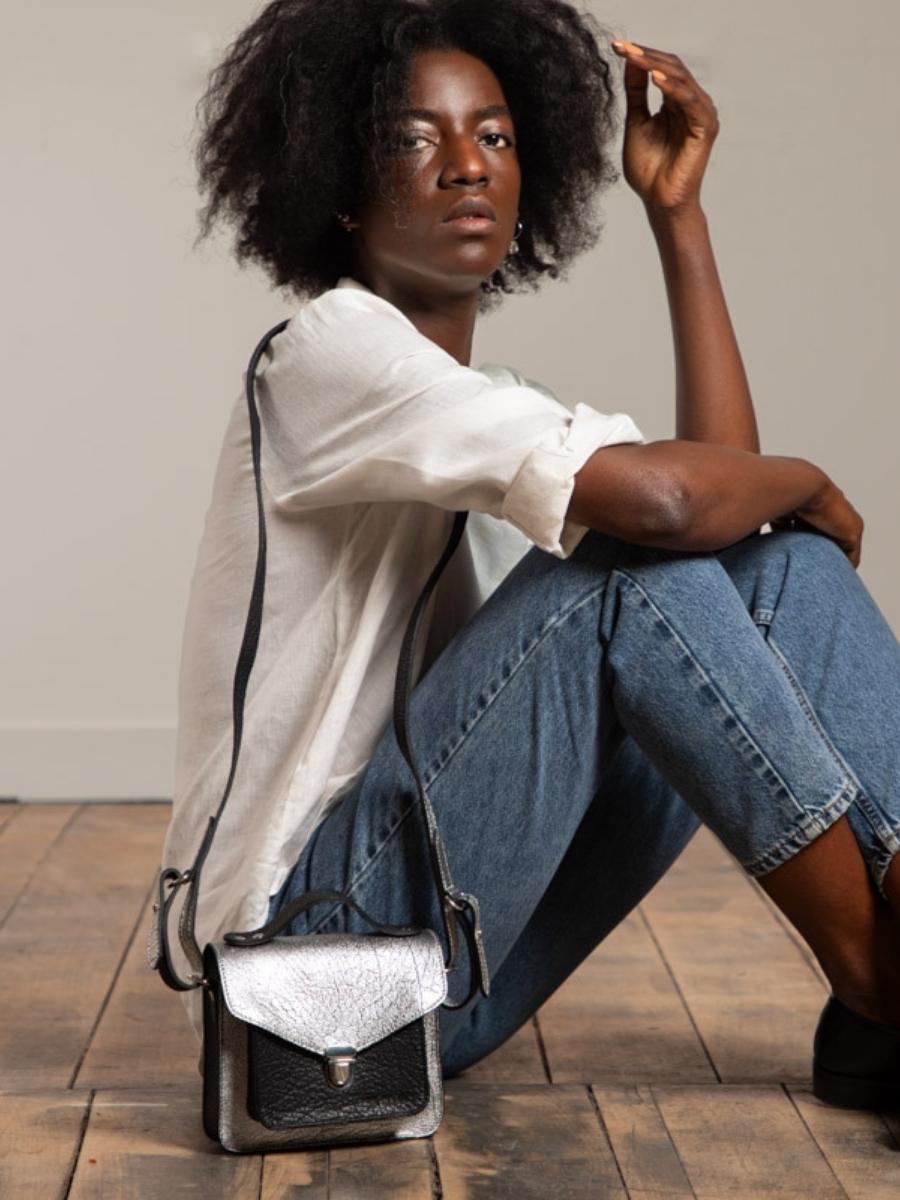 foto-focus-materiale-borsa-mano-in-pelle-argento-nero-mademoiselle-george-xs-argento-nero-paul-marius-w05xs-s-b