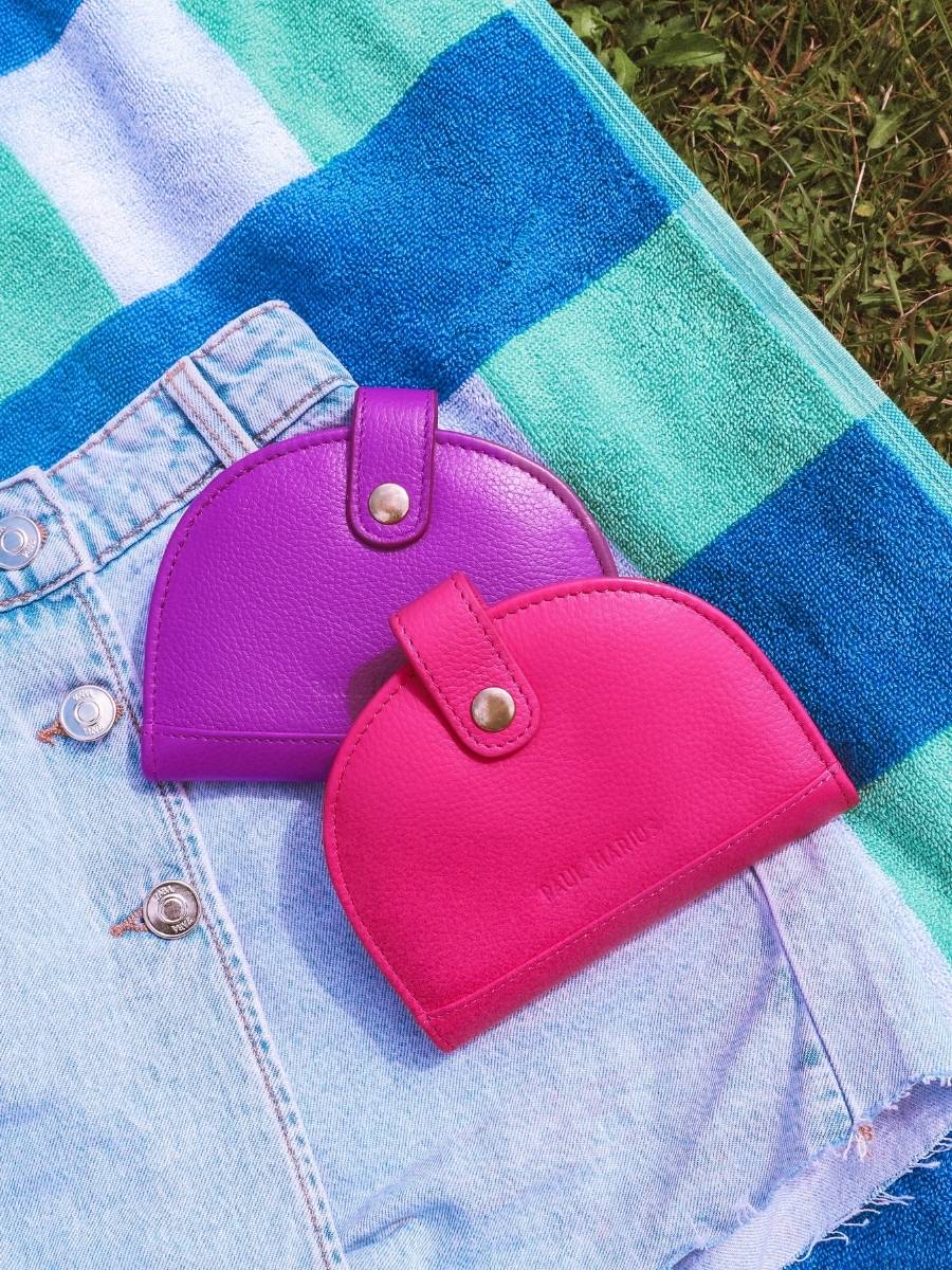 foto-portafoglio-in-mano-in-pelle-viola-leportefeuille-manon-n2-sorbet-cassis-paul-marius-m33-sb-p