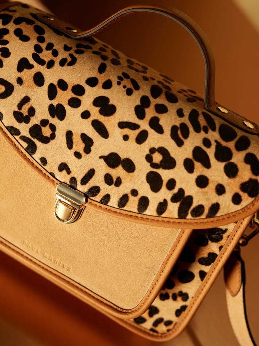 sac-bandouliere-cuir-Mademoiselle George-leopard-beige-vue-portee-w05-lp-bei