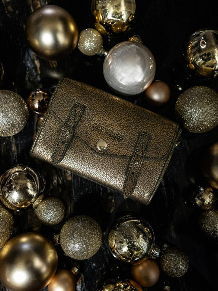 foto-vista-portata-borsa-a-tramoggia-in-pelle-nera-dorata-lemini-indispensable-granite-paul-marius-w08s-gra-g-b