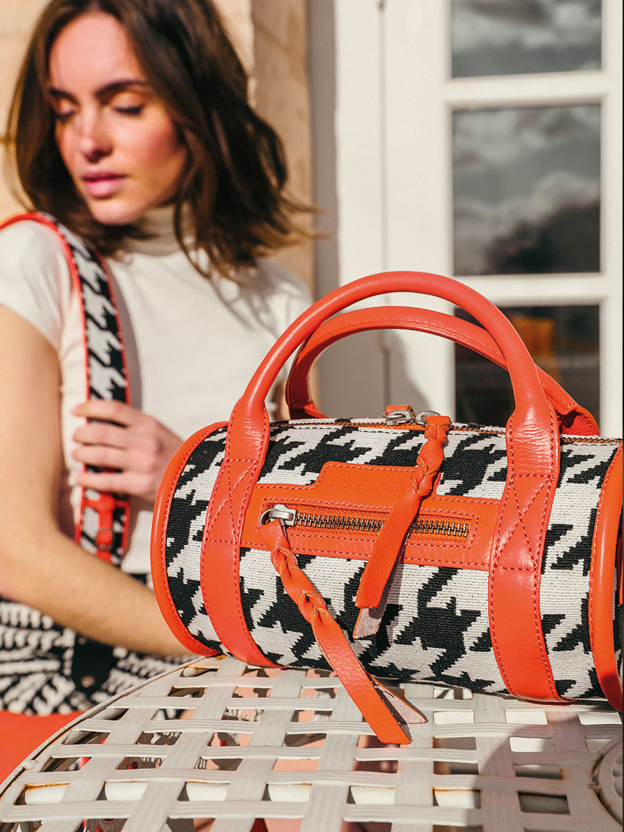 foto-vista-portata-borsa-mano-in-pelle-arancione-charlie-allure-arancione-paul-marius-w30-hs2-o