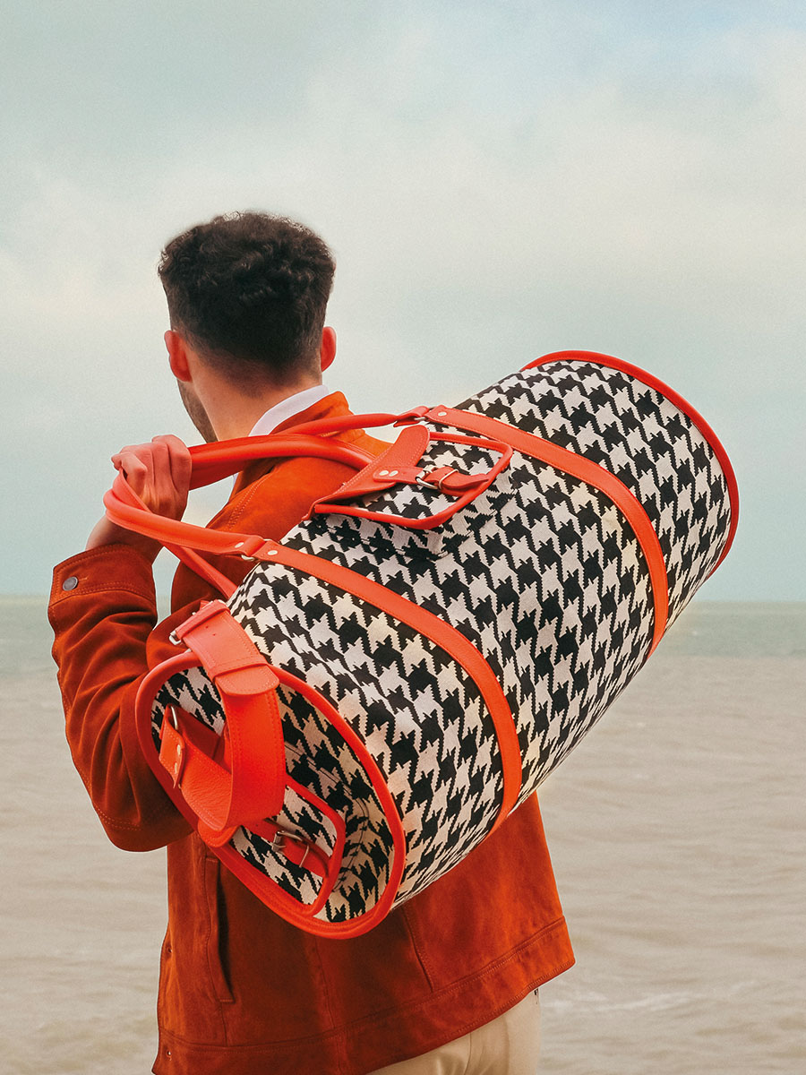 foto-vista-frontale-borsa-da-viaggio-in-pelle-arancione-levoyageur-xl-allure-arancione-paul-marius-m08s60-hs2-o