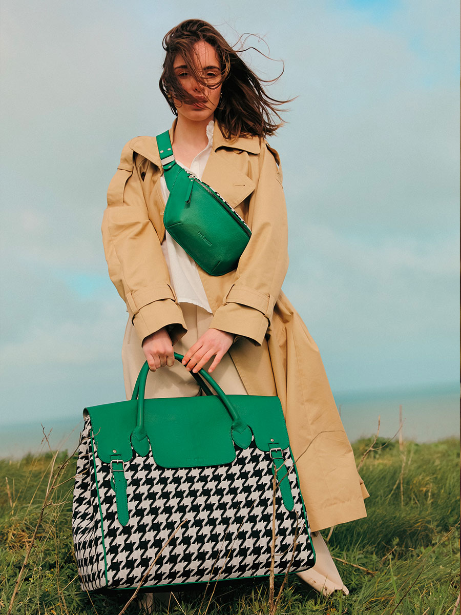 foto-vista-portata-borsa-banana-in-pelle-viola-labanane-allure-verde-paul-marius-m503-hs2-gr