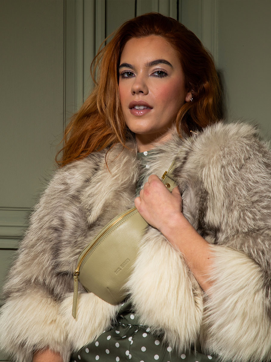 foto-portata-mini-borsa-a-banana-in-pelle-verde-labanane-xs-art-deco-amande-paul-marius-m503xs-ad-al