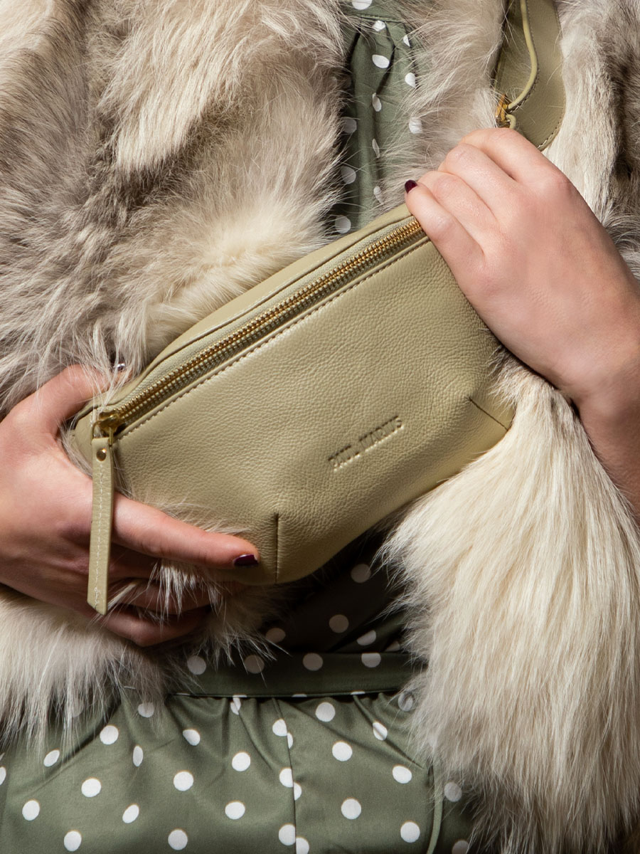 foto-materiale-mini-borsa-banana-in-pelle-verde-labanane-xs-art-deco-mandorla-paul-marius-m503xs-ad-al