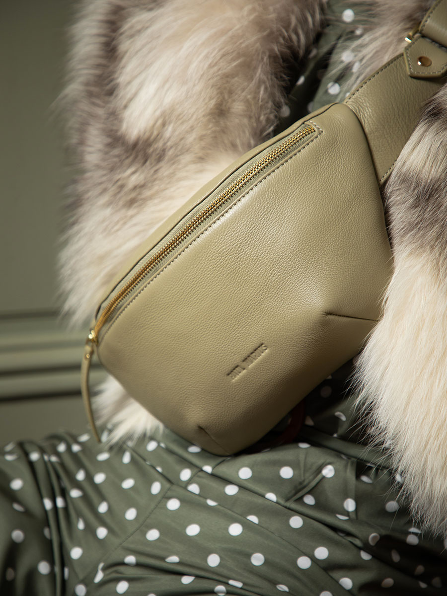 foto-materiale-borsa-banana-in-pelle-verde-labanane-art-deco-mandorla-paul-marius-m503-ad-al