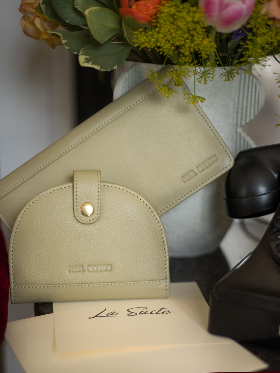 foto-portafoglio-in-mano-portafoglio-in-pelle-verde-manon-n2-art-deco-mandorla-paul-marius-m33-ad-al