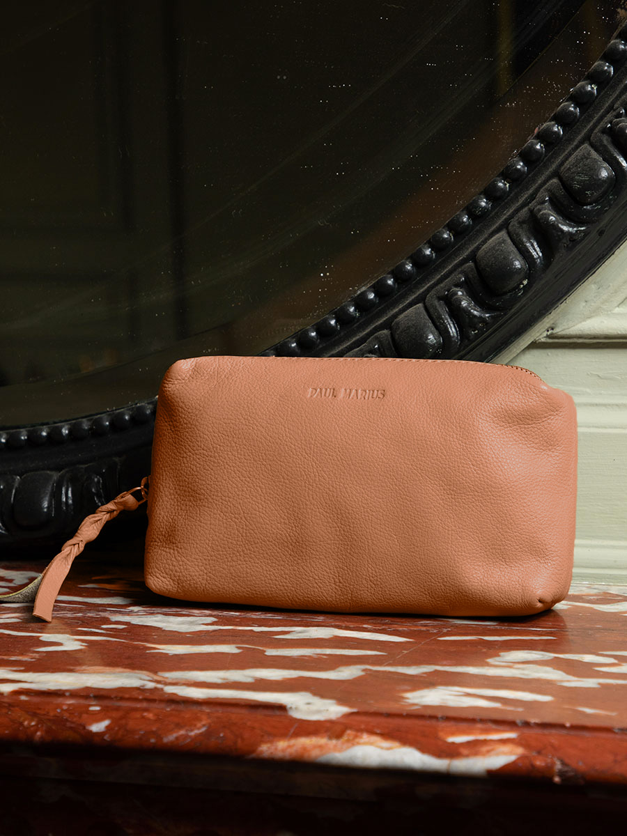 foto-materiale-trousse-trucco-pelle-marrone-adele-art-deco-caramello-paul-marius-m500-ad-ca