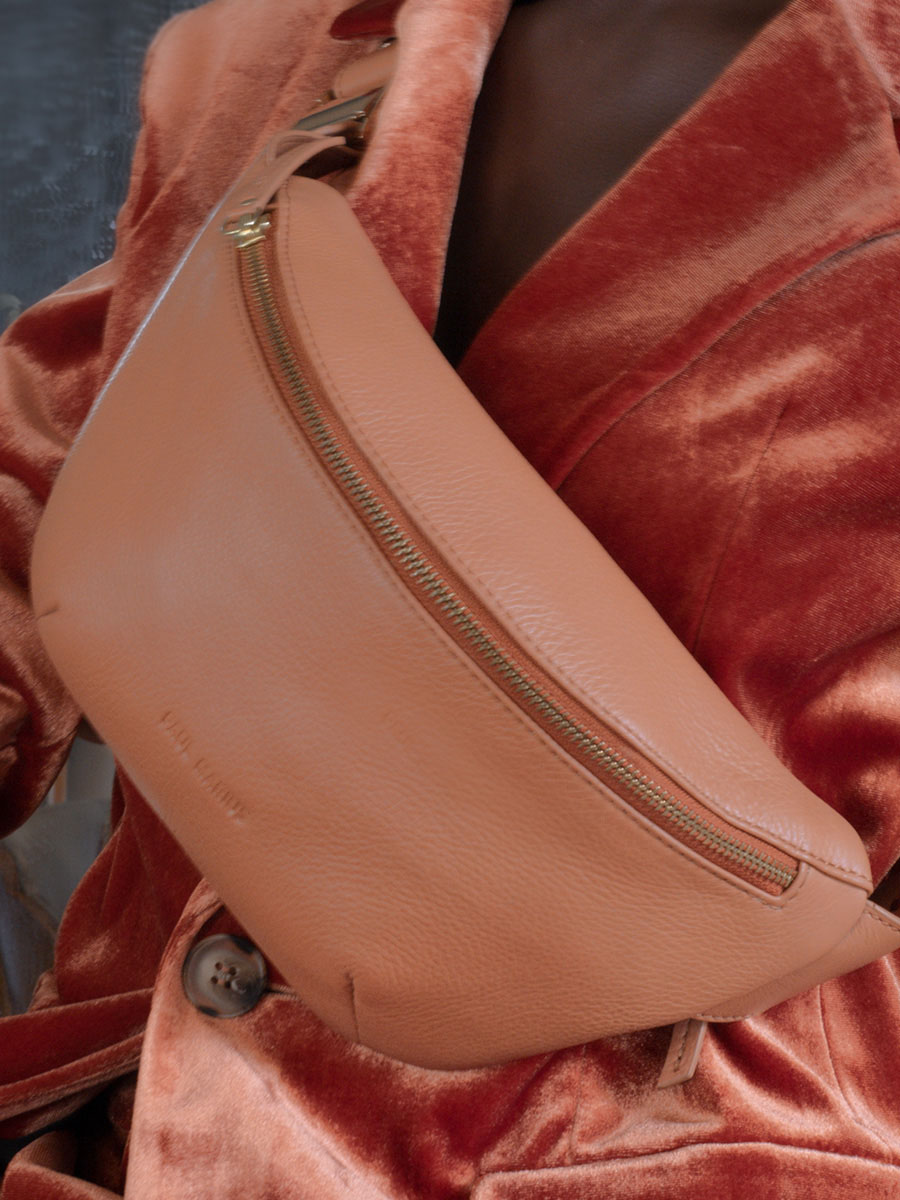 foto-materiale-borsa-banana-in-pelle-marrone-labanane-art-deco-caramel-paul-marius-m503-ad-ca