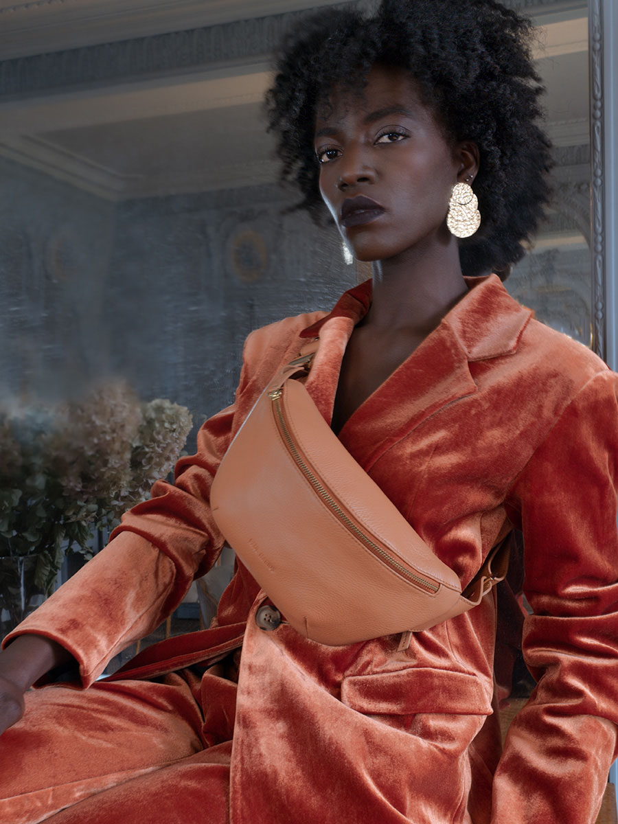 foto-portafoglio-borsa-banana-in-pelle-marrone-labanane-art-deco-caramel-paul-marius-m503-ad-ca