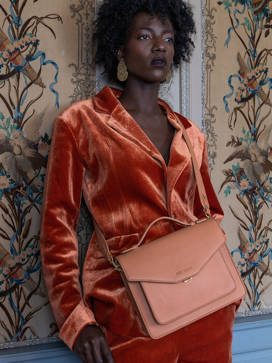 foto-portafoglio-borsa-mano-in-pelle-marrone-simone-art-deco-caramel-paul-marius-w33-ad-ca