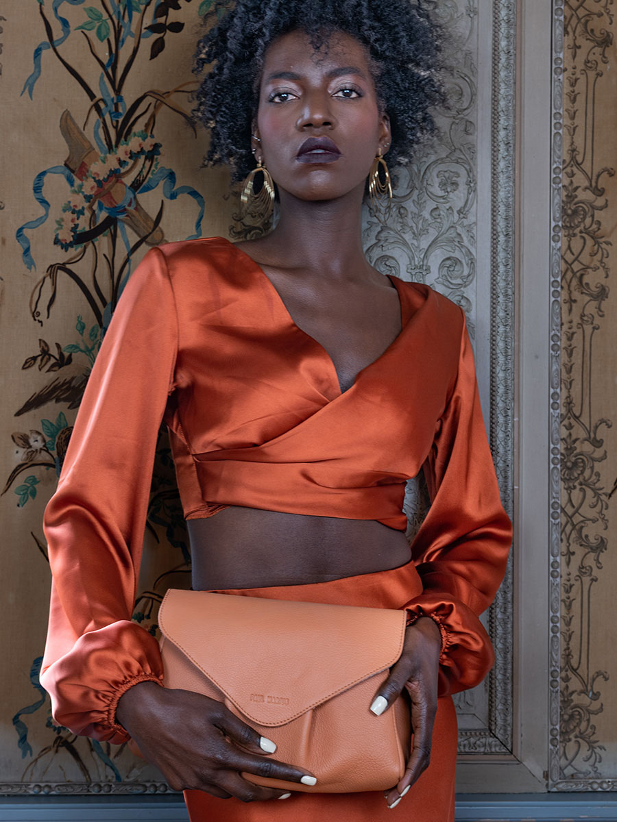 foto-portafoglio-borsa-a-tramoggia-in-pelle-marrone-suzon-m-art-deco-caramel-paul-marius-w25m-ad-ca