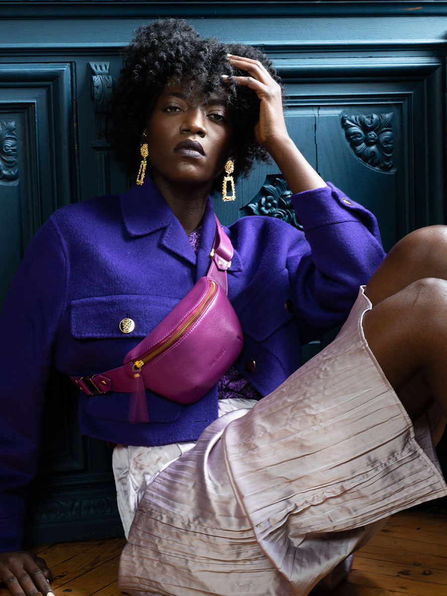 foto-materiale-mini-borsa-banana-in-pelle-viola-labanane-xs-art-deco-zinzolin-paul-marius-m503xs-ad-zi