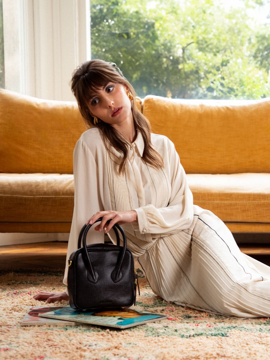 foto-vista-portata-borsa-mano-in-pelle-nera-raphaelle-1960-paul-marius-w43-l-b