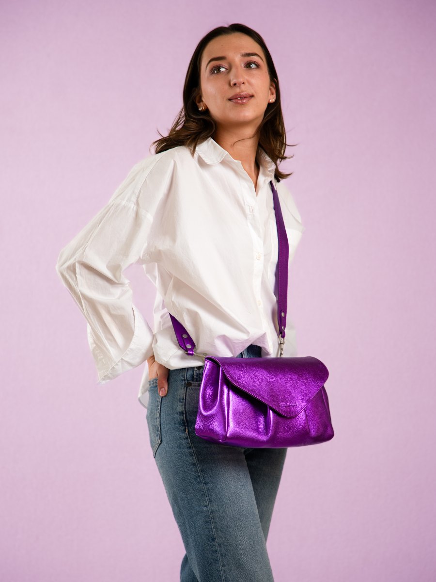 foto-vista-portata-borsa-a-tramoggia-in-pelle-viola-metallizzata-suzon-m-bonbon-paul-marius-w25m-m-p