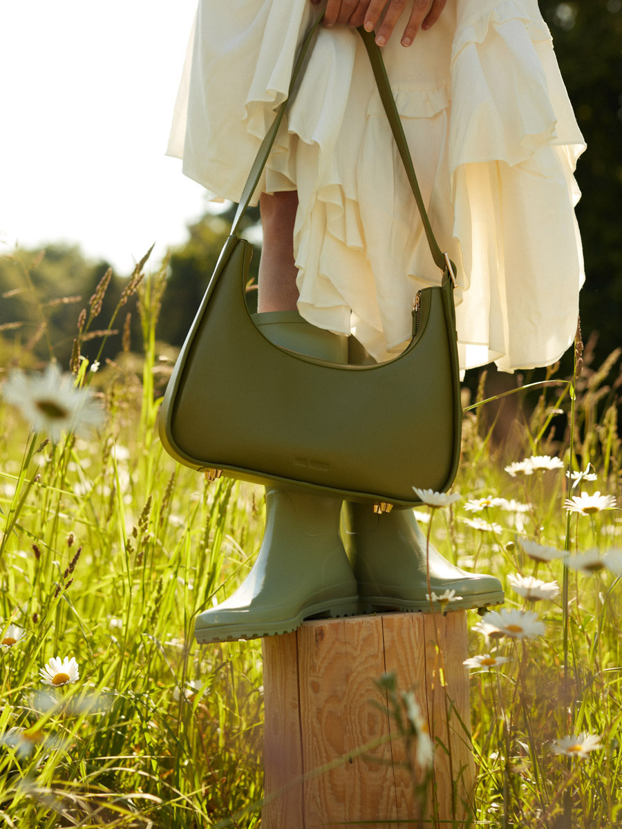 sac-baguette-cuir-victoire-vert-olive-vue-portee-w54-gr-o