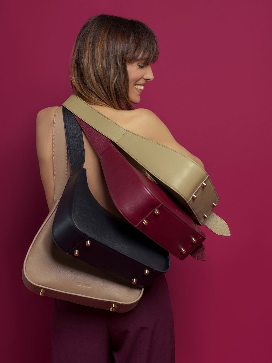 borsa-baguette-in-pelle-victoire-nero-carbone-vista-laterale-w54-bm-b