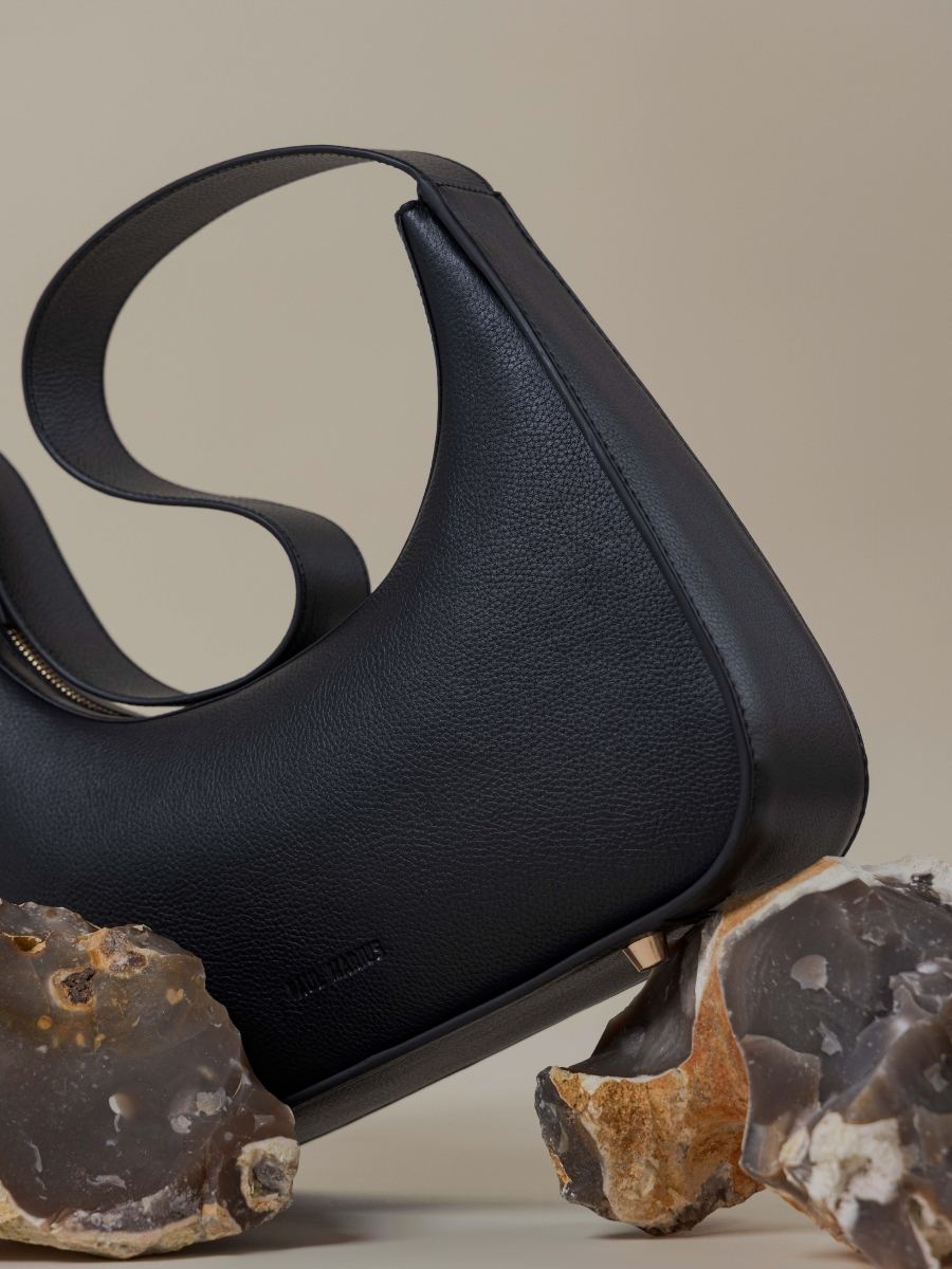 borsa-baguette-in-pelle-victoire-nero-carbone-vista-zoom-materiale-w54-bm-b