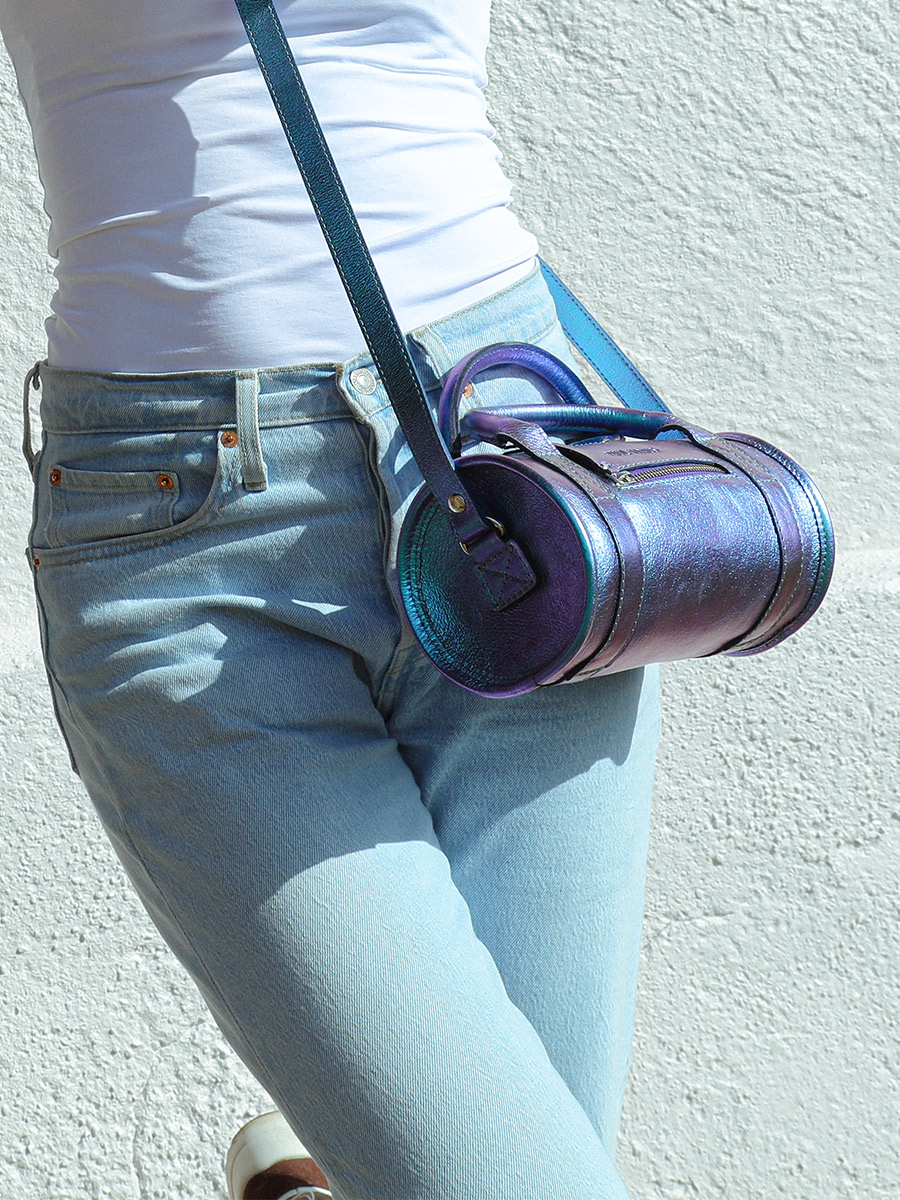 foto-portafoglio-borsa-mano-in-pelle-blu-iridescente-donna-charlie-scarabee-paul-marius-w30-p-blu