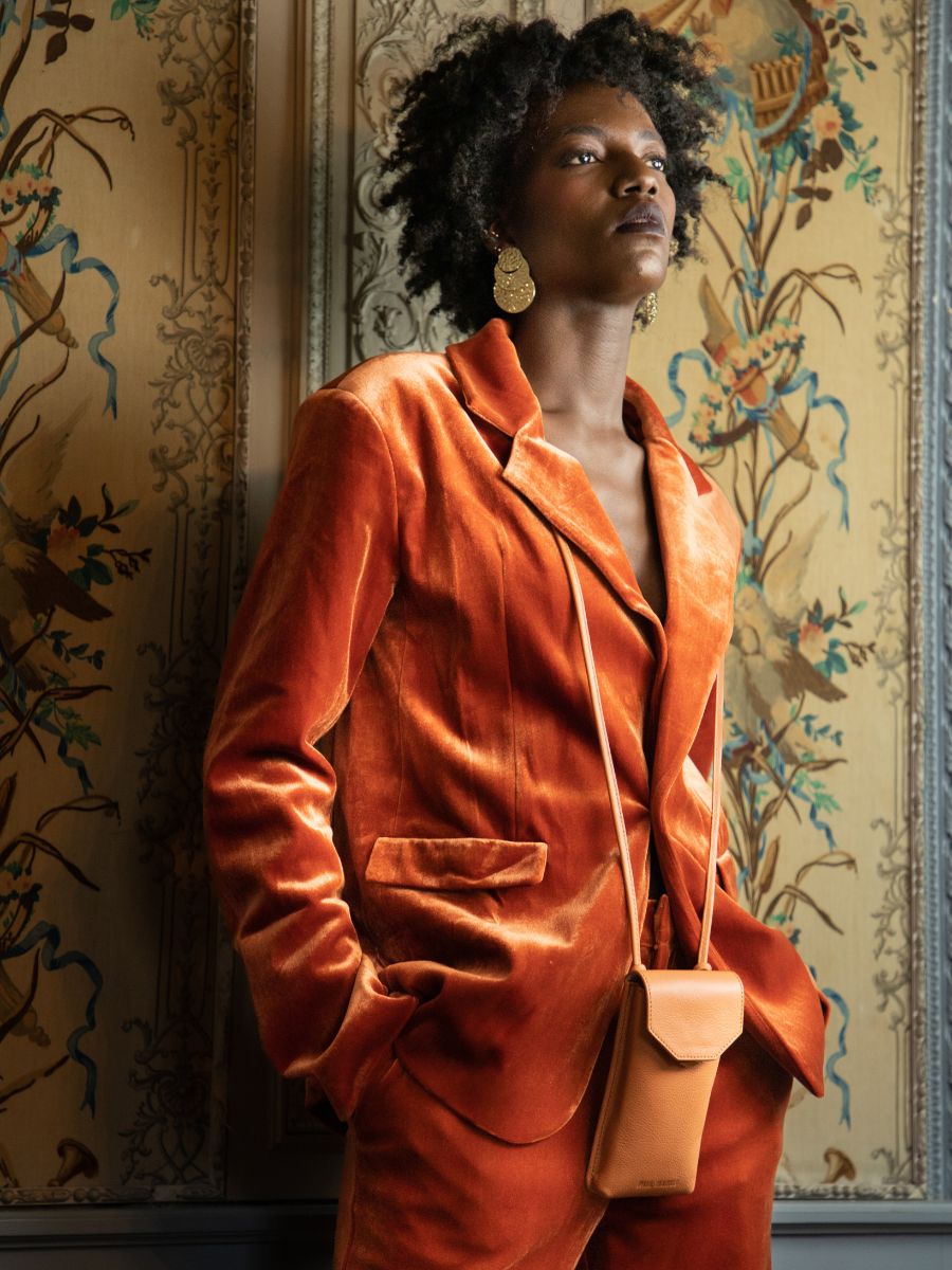 foto-vista-frontale-borsa-telefono-in-pelle-marrone-eva-art-deco-caramel-paul-marius-m71-ad-ca