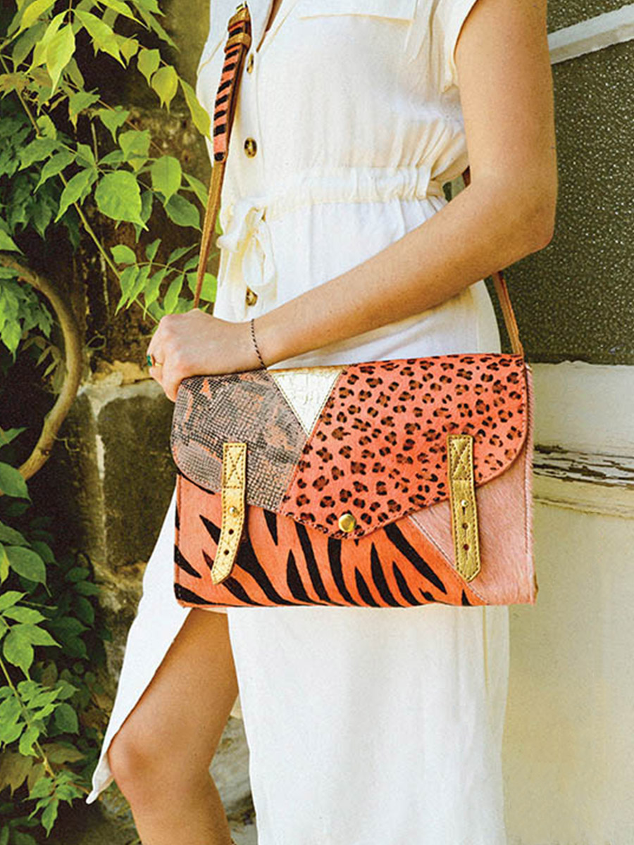 foto-vista-laterale-borsa-a-tramoggia-in-pelle-da-donna-rosa-dorata-lindispensable-chimere-rosa-dorata-paul-marius-w08-ch-pi-g