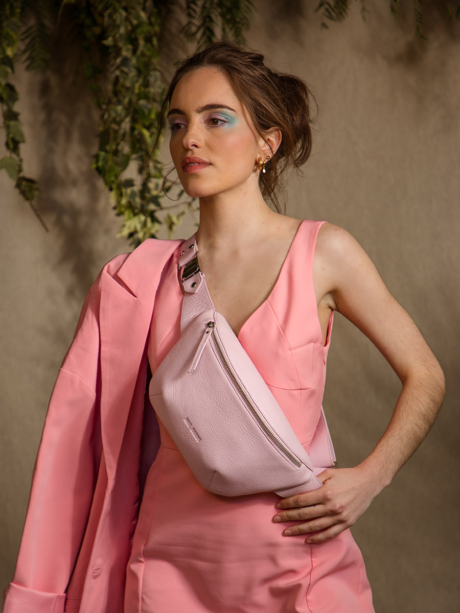 foto-indossato-marsupio-in-pelle-rosa-labanane-pastel-poudre-paul-marius-m503-pt-pi