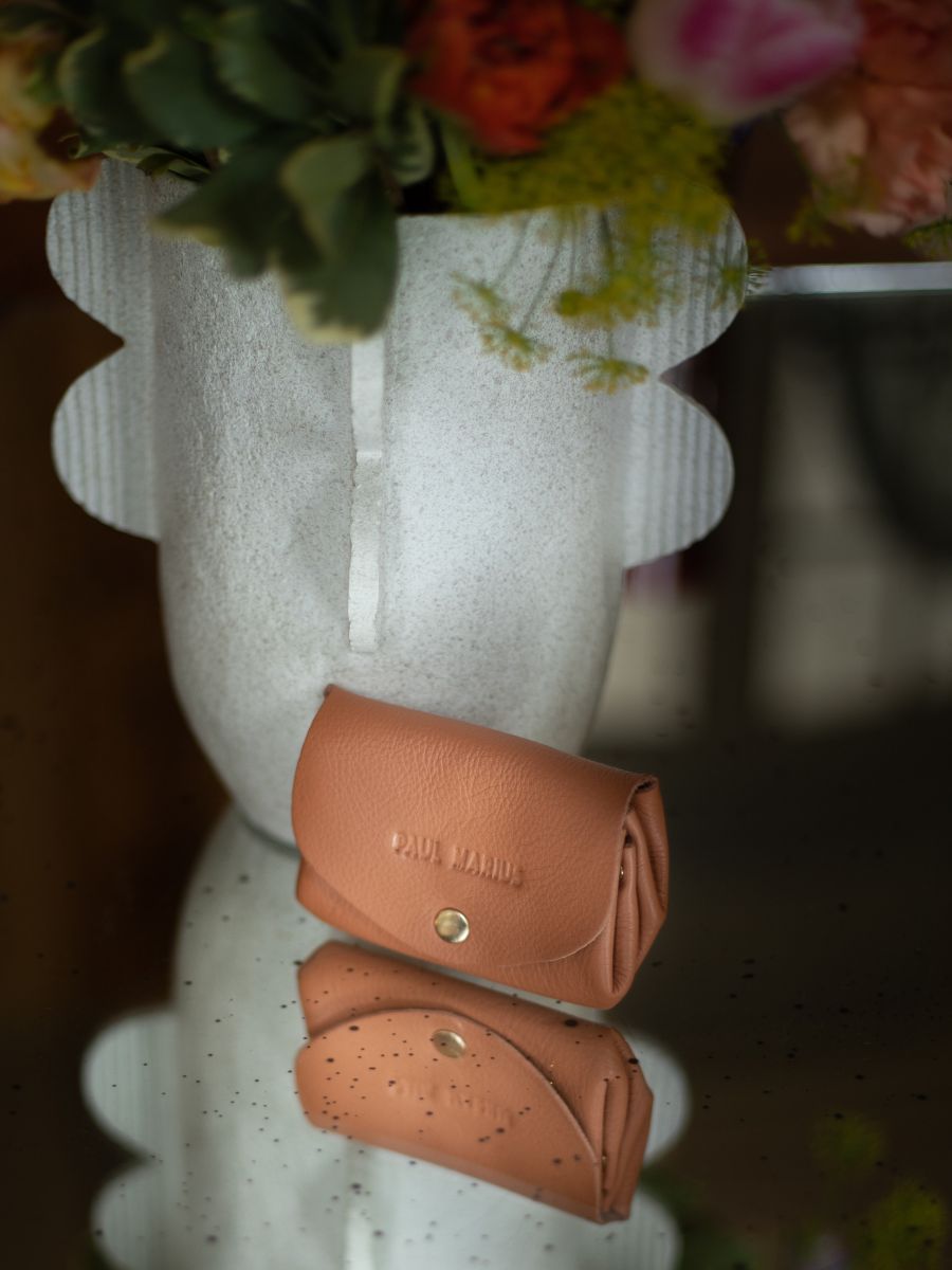 foto-vista-posteriore-portamonete-in-pelle-marrone-legustave-art-deco-caramel-paul-marius-clp-ad-ca