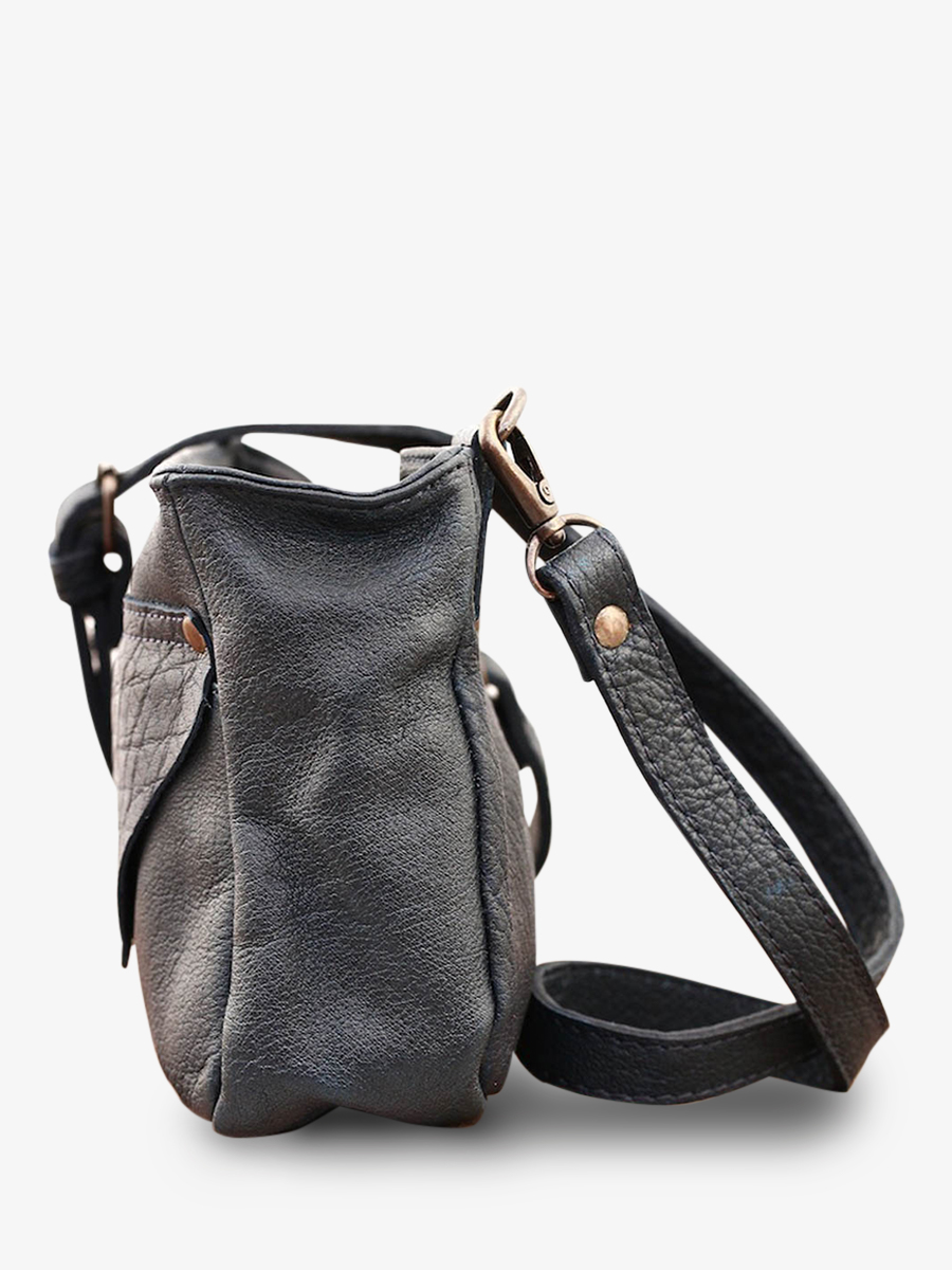 foto-vista-laterale-borsa-a-tramonto-in-pelle-da-donna-blu-legavroche-blu-inchiostro-paul-marius-w06-db