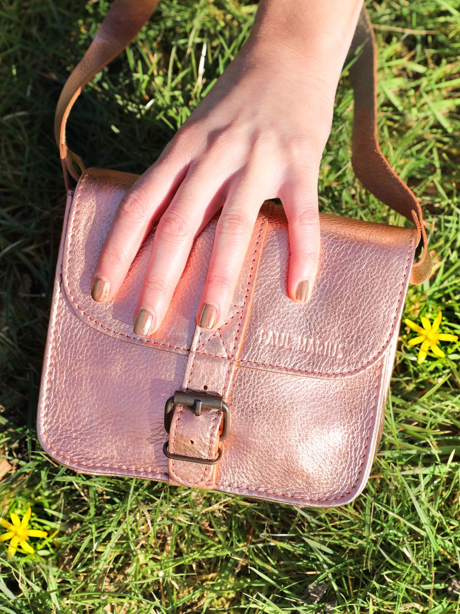 foto-vista-posteriore-piccola-borsa-a-tramonto-in-pelle-rosa-dorata-l'essenziale-oro-rosa-paul-marius-m21-g-pi