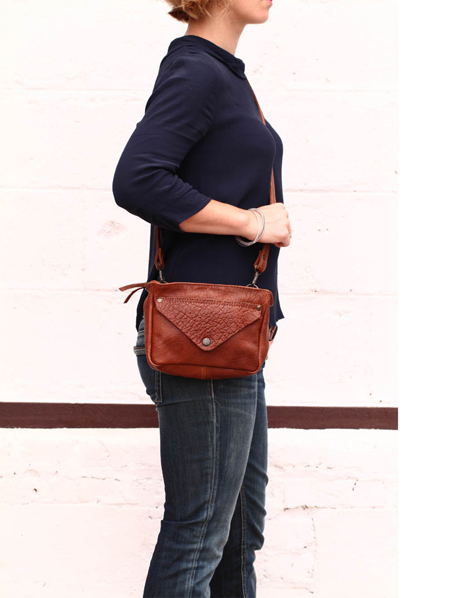 foto-indossata-borsa-a-tramonto-in-pelle-donna-marrone-legavroche-naturale-paul-marius-w06-l