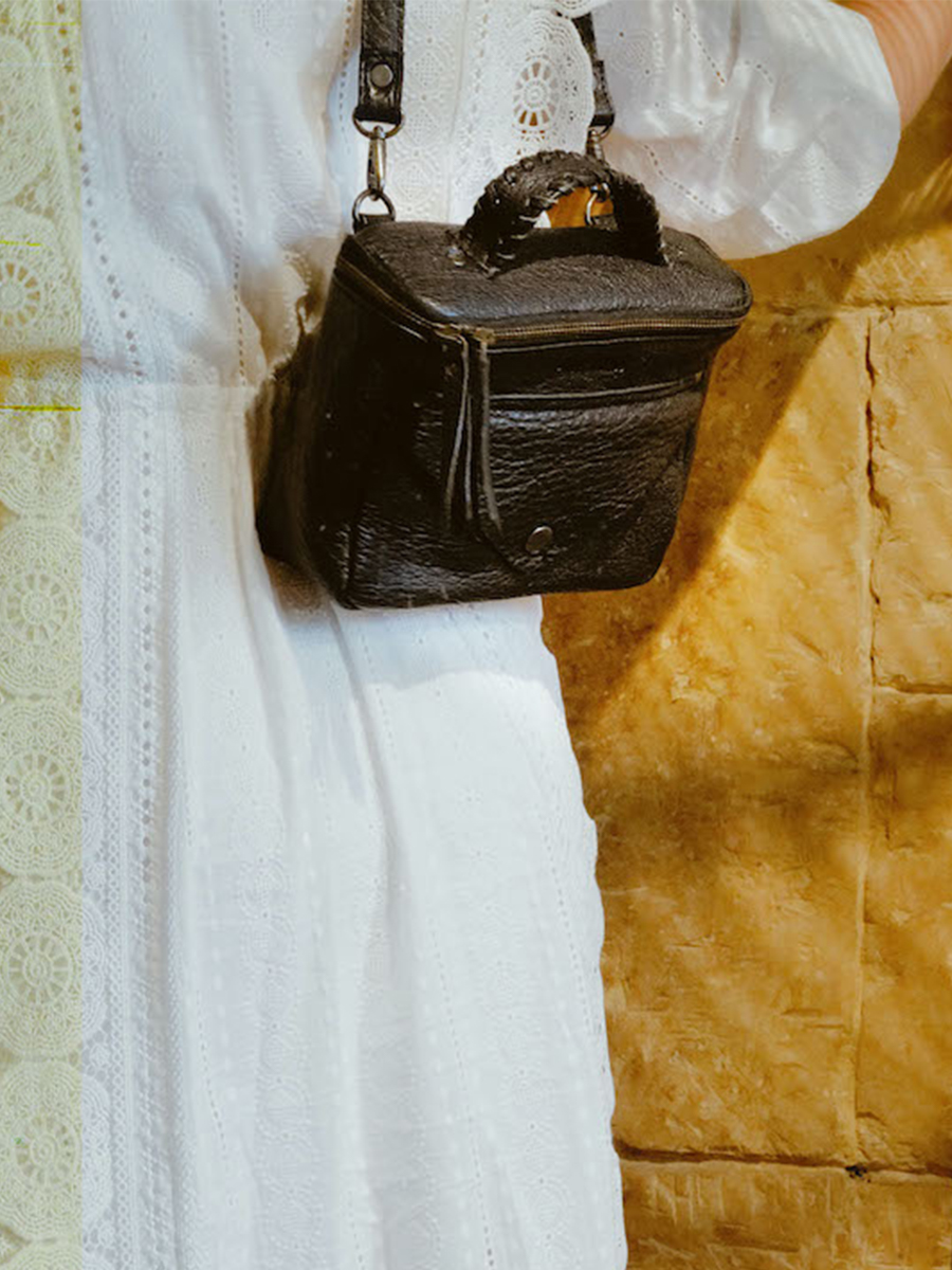 foto-portafoglio-borsa-a-tramoggia-in-pelle-donna-nero-legavroche-riedizione-nero-paul-marius-w26-b