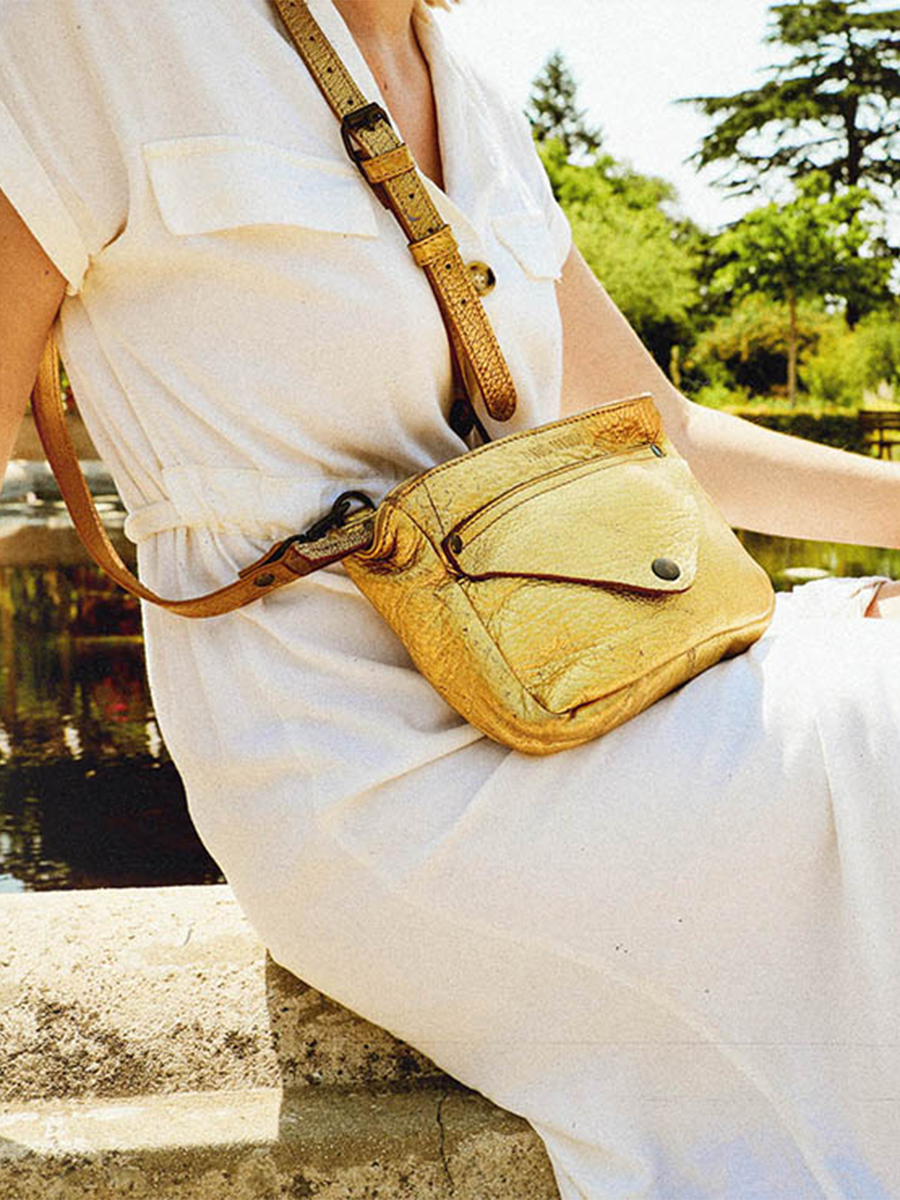 foto-portafoglio-borsa-a-tramoggia-in-pelle-donna-dorata-legavroche-dorata-paul-marius-w06-gd