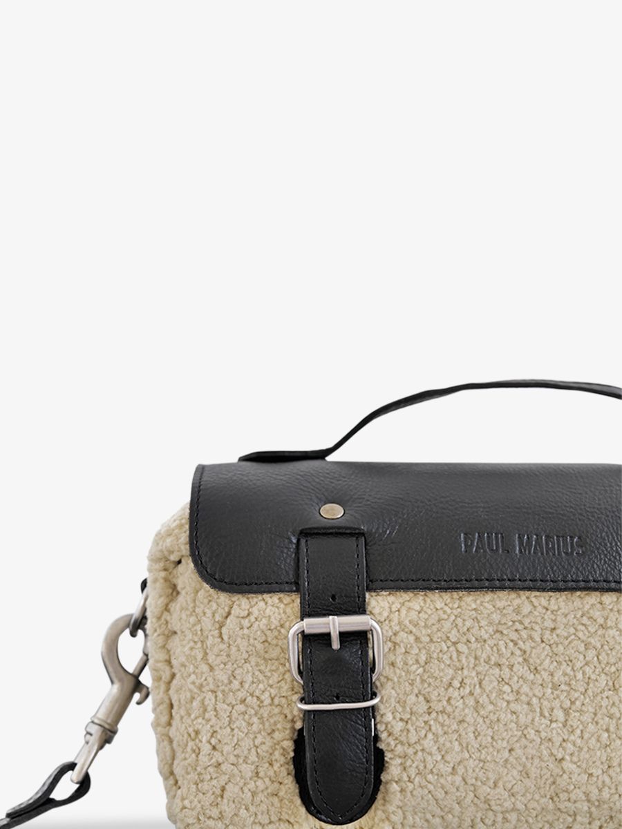 foto-vista-laterale-borsa-a-tramonta-in-pelle-da-donna-nera-lartisane-himalaya-nera-olio-paul-marius-p02-sh-w-obl