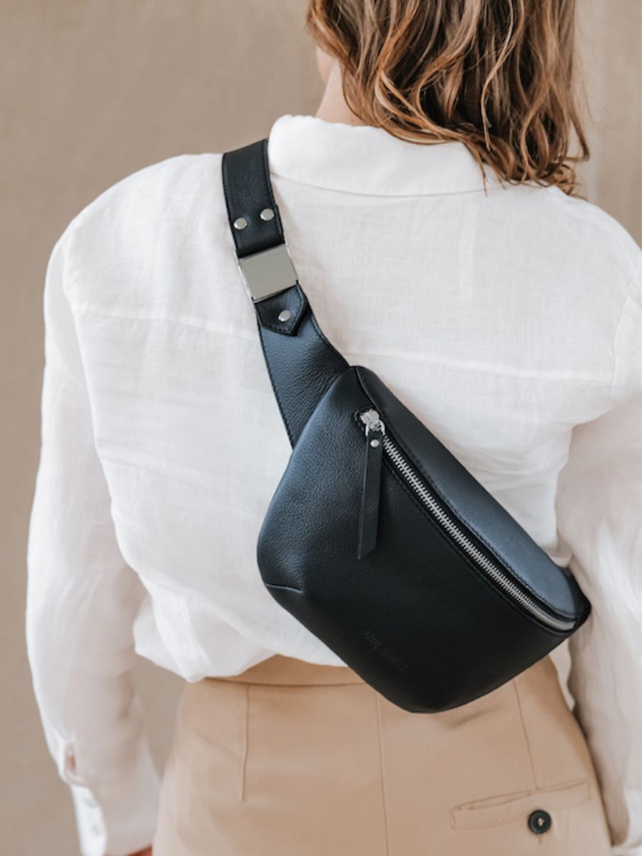 foto-indossata-marsupio-in-pelle-nera-labanane-nera-paul-marius-m503-b