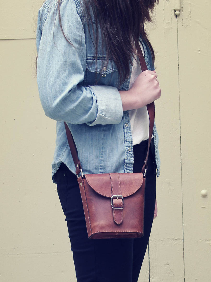 foto-portafoglio-borsa-a-tramonto-in-pelle-donna-marrone-lauthentique-s-naturale-paul-marius-m43s-l